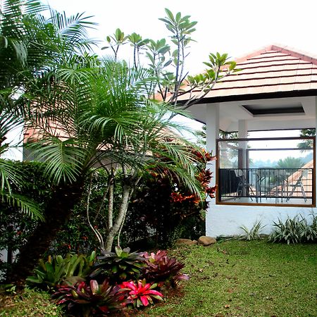 Kencana Villa Dago Bandung Esterno foto